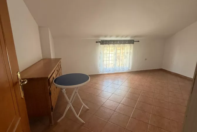 Shtepi me qera Apartament ne Tirane, 3+1, Mobilimi E mobiluar, Pagesa 450  Euro.