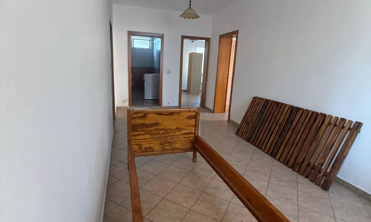 Shtepi me qera Apartament ne Tirane, 3+1, Mobilimi Pjeserisht e mobiluar, Pagesa 400  Euro.