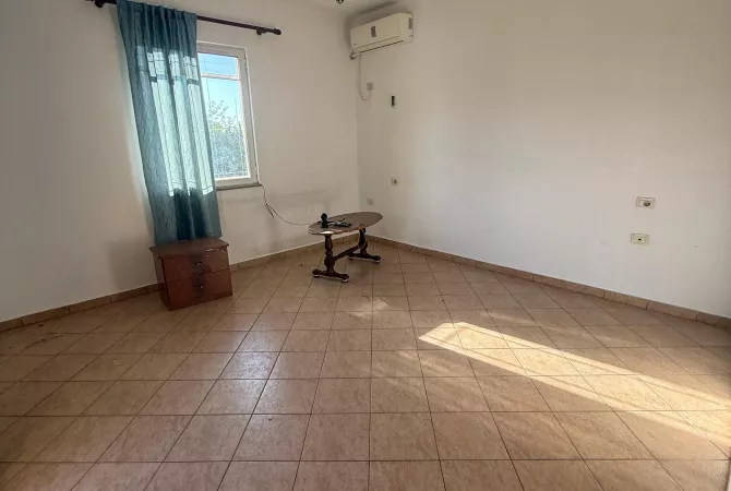 Shtepi me qera Apartament ne Tirane, 3+1, Mobilimi Pjeserisht e mobiluar, Pagesa 400  Euro.