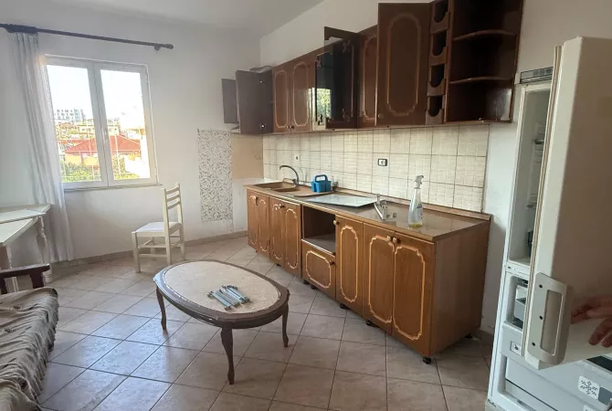 Shtepi me qera Apartament ne Tirane, 3+1, Mobilimi Pjeserisht e mobiluar, Pagesa 400  Euro.