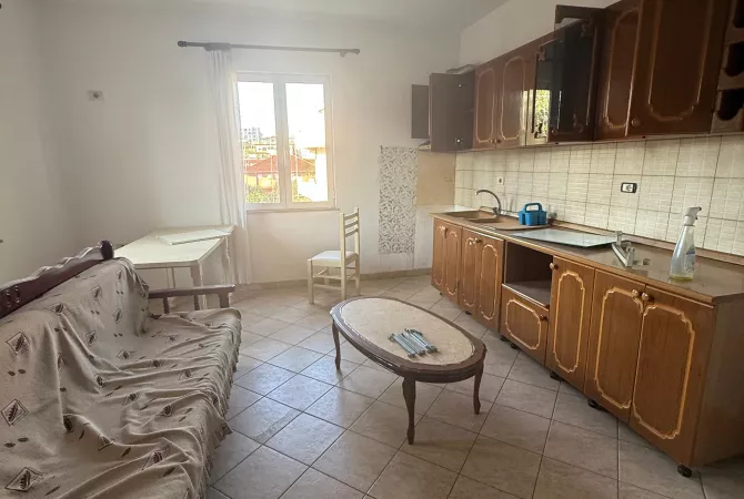 Shtepi me qera Apartament ne Tirane, 3+1, Mobilimi Pjeserisht e mobiluar, Pagesa 400  Euro.