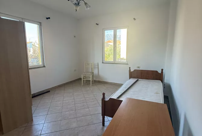 Shtepi me qera Apartament ne Tirane, 3+1, Mobilimi Pjeserisht e mobiluar, Pagesa 400  Euro.