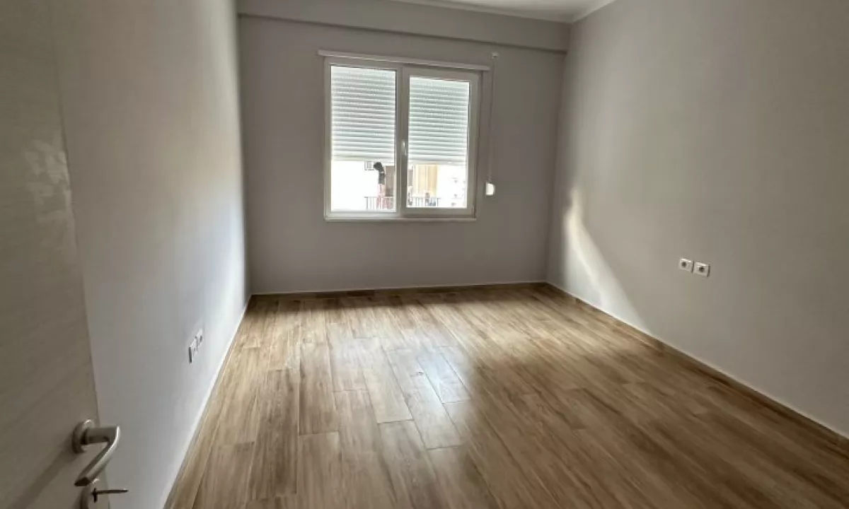 Shtepi ne shitje Apartament ne Tirane, 2+1, Mobilimi Bosh, pa mobiluar, Pagesa 112,000  Euro.