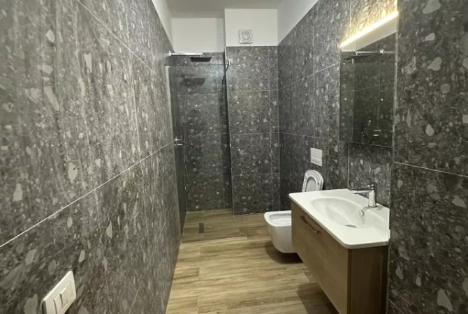 Shtepi ne shitje Apartament ne Tirane, 2+1, Mobilimi Bosh, pa mobiluar, Pagesa 112,000  Euro.