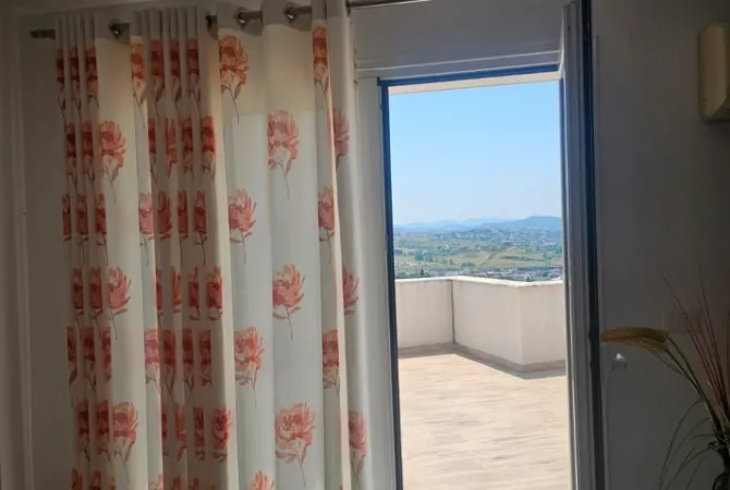 PENTHOUSE ME QIRA – 2+1 ME VERANDË & 2 GARAZHDE – FRESKU