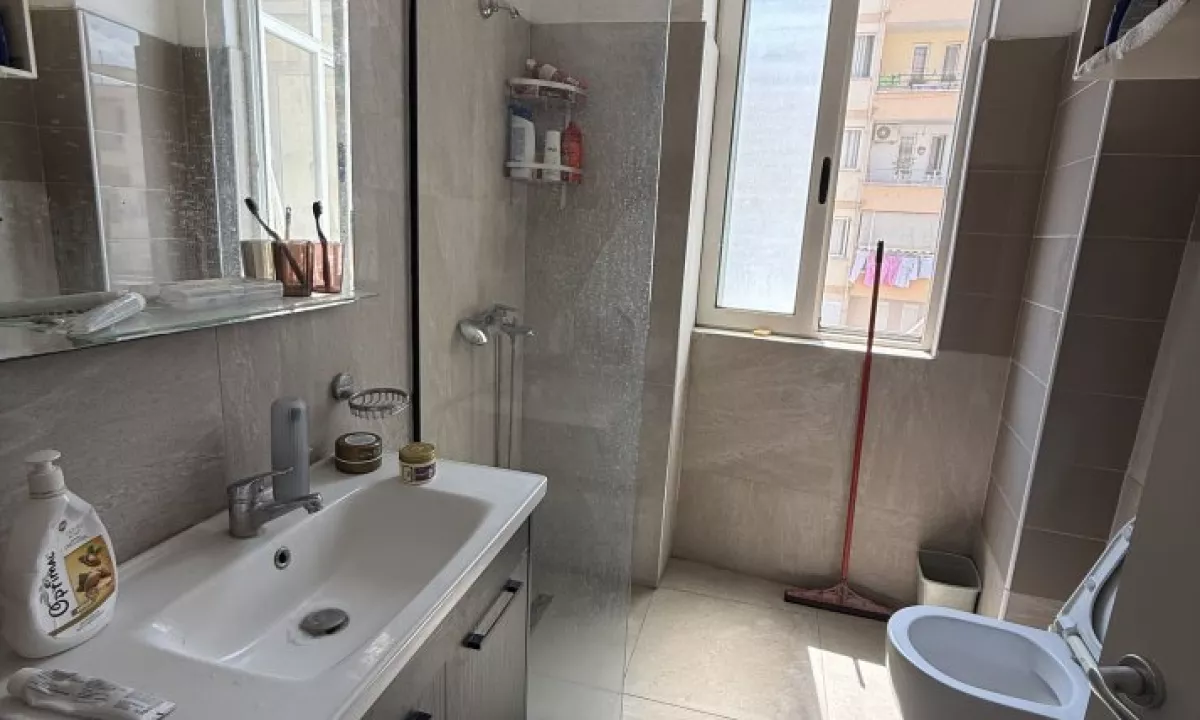 Shtepi ne shitje Apartament ne Tirane, 2+1, Mobilimi E mobiluar, Pagesa 145,000  Euro.