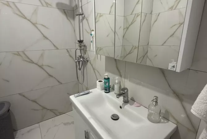 Shtepi ne shitje Apartament ne Tirane, 2+1, Mobilimi E mobiluar, Pagesa 145,000  Euro.