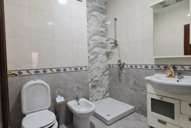 Shtepi ne shitje Apartament ne Tirane, 3+1, Mobilimi E mobiluar, Pagesa 295,000  Euro.