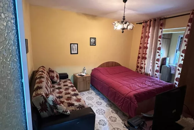 Shtepi ne shitje Apartament ne Tirane, 2+1, Mobilimi E mobiluar, Pagesa 130,000  Euro.