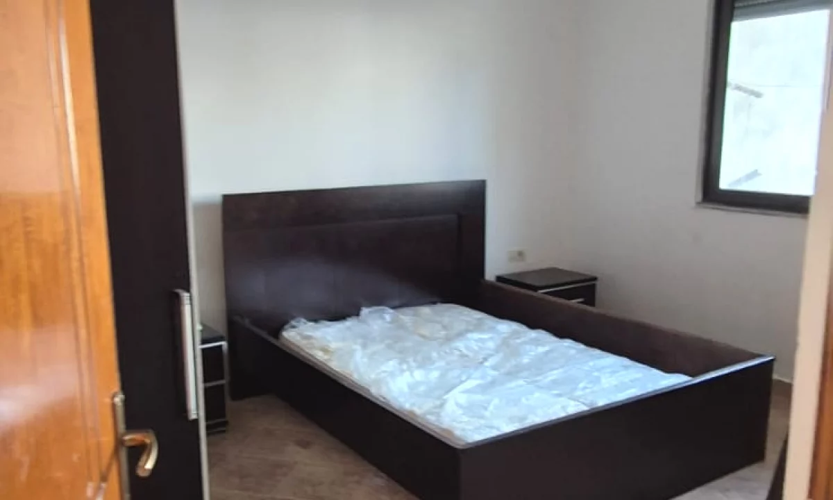 Shtepi ne shitje Apartament ne Tirane, 2+1, Mobilimi E mobiluar, Pagesa 128,000  Euro.