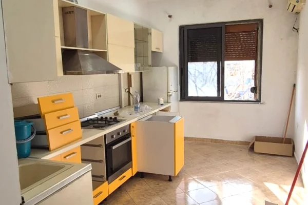 Shtepi ne shitje Apartament ne Tirane, 2+1, Mobilimi E mobiluar, Pagesa 128,000  Euro.