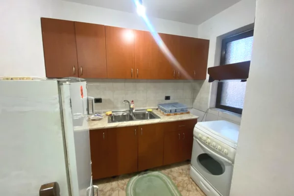 Shtepi ne shitje Apartament ne Tirane, 1+1, Mobilimi E mobiluar, Pagesa 100,000  Euro.