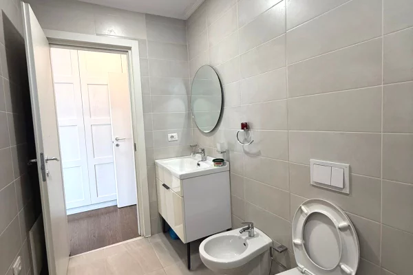 Shtepi me qera Apartament ne Tirane, 2+1, Mobilimi E mobiluar, Pagesa 800  Euro.