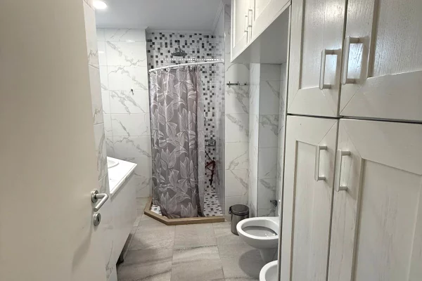 Shtepi me qera Apartament ne Tirane, 2+1, Mobilimi E mobiluar, Pagesa 800  Euro.