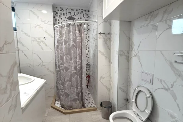 Shtepi me qera Apartament ne Tirane, 2+1, Mobilimi E mobiluar, Pagesa 800  Euro.