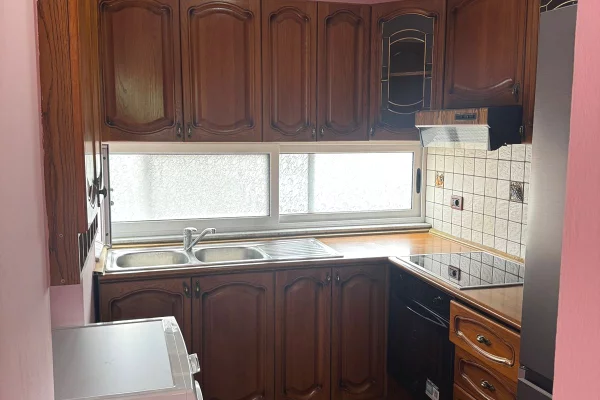 Shtepi ne shitje Apartament ne Tirane, 2+1, Mobilimi E mobiluar, Pagesa 160,000  Euro.