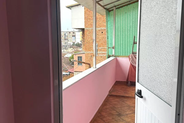 Shtepi ne shitje Apartament ne Tirane, 2+1, Mobilimi E mobiluar, Pagesa 160,000  Euro.