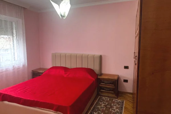 Shtepi ne shitje Apartament ne Tirane, 2+1, Mobilimi E mobiluar, Pagesa 160,000  Euro.
