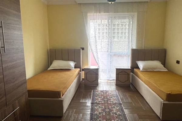 Shtepi ne shitje Apartament ne Tirane, 2+1, Mobilimi E mobiluar, Pagesa 160,000  Euro.