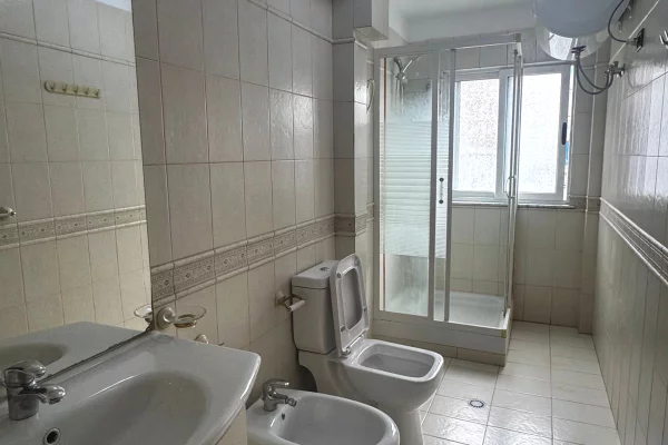 Shtepi ne shitje Apartament ne Tirane, 2+1, Mobilimi E mobiluar, Pagesa 160,000  Euro.