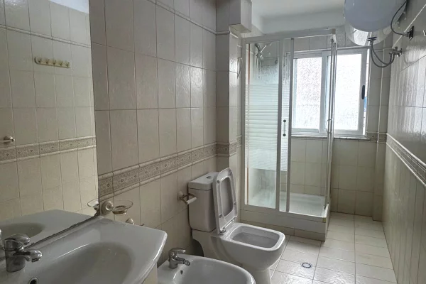 Shtepi ne shitje Apartament ne Tirane, 2+1, Mobilimi E mobiluar, Pagesa 160,000  Euro.