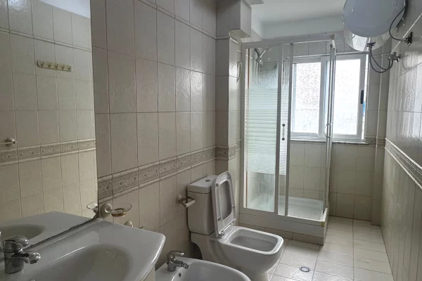 Shtepi ne shitje Apartament ne Tirane, 2+1, Mobilimi E mobiluar, Pagesa 160,000  Euro.