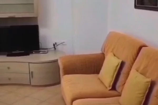 JEPET ME QIRA 2+1 TEK KOMUNA E PARISIT 