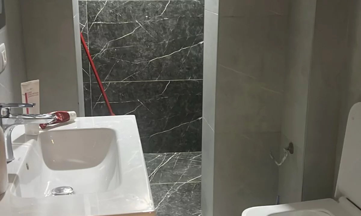 Shtepi ne shitje Apartament ne Tirane, 2+1, Mobilimi E mobiluar, Pagesa 141,000  Euro.