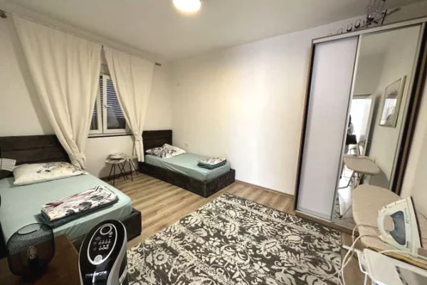 Shtepi me qera Apartament ne Tirane, 2+1, Mobilimi E mobiluar, Pagesa 550  Euro.