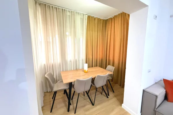 Shtepi me qera Apartament ne Tirane, 2+1, Mobilimi E mobiluar, Pagesa 700  Euro.