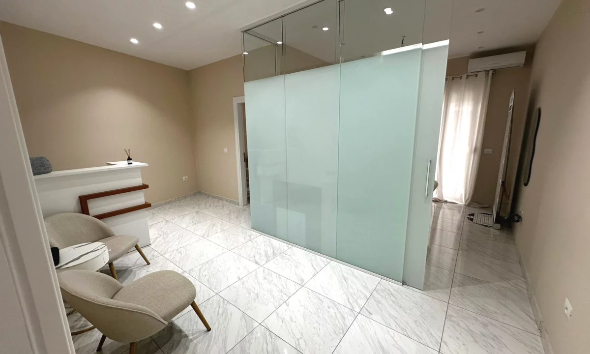 JEPET ME QIRA AMBIENT BIZNESI TEK KOMUNA E PARISIT 