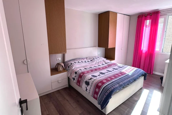 Shtepi ne shitje Apartament ne Tirane, 2+1, Mobilimi E mobiluar, Pagesa 140,000  Euro.