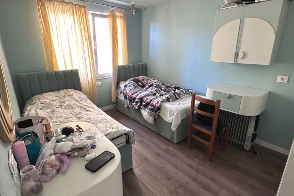 Shtepi ne shitje Apartament ne Tirane, 2+1, Mobilimi E mobiluar, Pagesa 140,000  Euro.