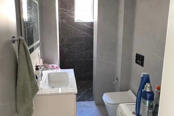 Shtepi ne shitje Apartament ne Tirane, 2+1, Mobilimi E mobiluar, Pagesa 140,000  Euro.