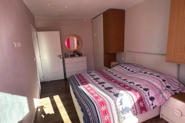 Shtepi ne shitje Apartament ne Tirane, 2+1, Mobilimi E mobiluar, Pagesa 140,000  Euro.