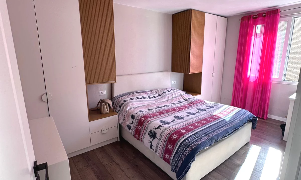 Shtepi ne shitje Apartament ne Tirane, 2+1, Mobilimi E mobiluar, Pagesa 140,000  Euro.