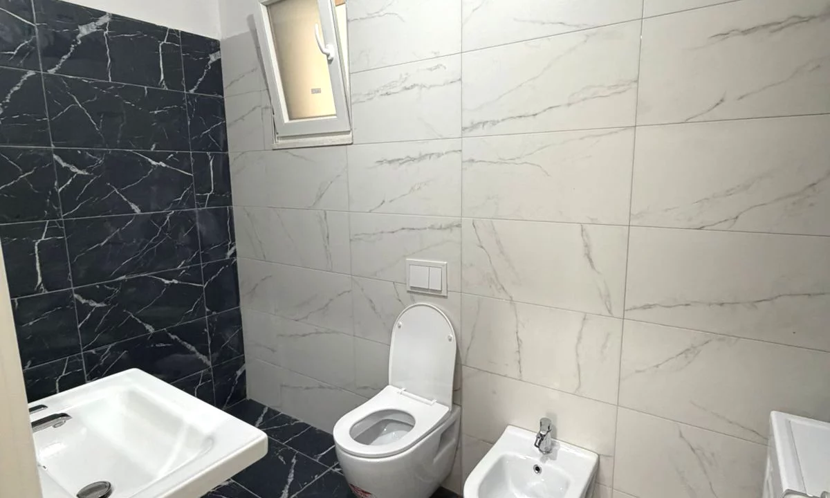 Shtepi me qera Apartament ne Tirane, 2+1, Mobilimi Pjeserisht e mobiluar, Pagesa 600  Euro.