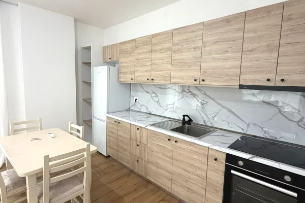 Shtepi me qera Apartament ne Tirane, 2+1, Mobilimi Pjeserisht e mobiluar, Pagesa 600  Euro.