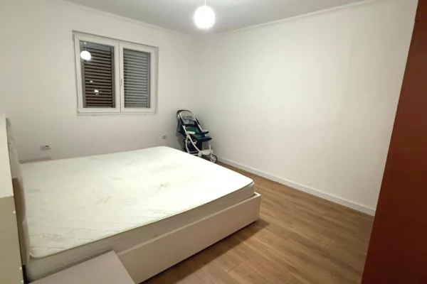 Shtepi ne shitje Apartament ne Tirane, 2+1, Mobilimi E mobiluar, Pagesa 135,000  Euro.