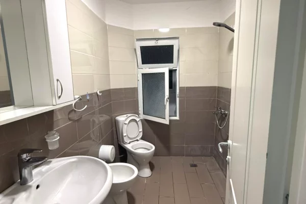 Shtepi ne shitje Apartament ne Tirane, 2+1, Mobilimi E mobiluar, Pagesa 135,000  Euro.