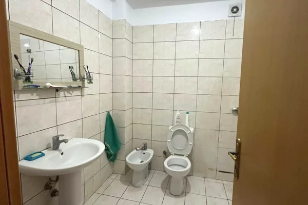 Shtepi ne shitje Apartament ne Tirane, 2+1, Mobilimi E mobiluar, Pagesa 165,000  Euro.
