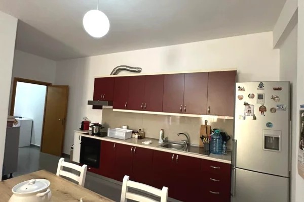 Shtepi ne shitje Apartament ne Tirane, 2+1, Mobilimi E mobiluar, Pagesa 165,000  Euro.
