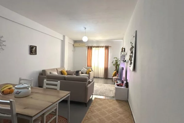 Shtepi ne shitje Apartament ne Tirane, 2+1, Mobilimi E mobiluar, Pagesa 165,000  Euro.