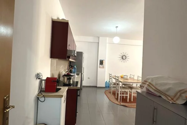 Shtepi ne shitje Apartament ne Tirane, 2+1, Mobilimi E mobiluar, Pagesa 165,000  Euro.