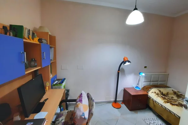 Shtepi ne shitje Apartament ne Tirane, 2+1, Mobilimi E mobiluar, Pagesa 145,000  Euro.