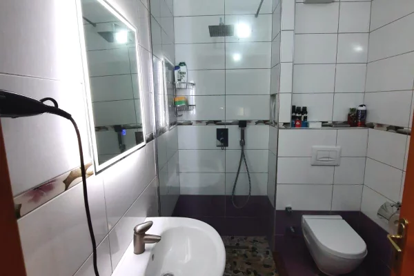 Shtepi ne shitje Apartament ne Tirane, 2+1, Mobilimi E mobiluar, Pagesa 145,000  Euro.