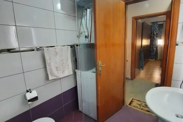 Shtepi ne shitje Apartament ne Tirane, 2+1, Mobilimi E mobiluar, Pagesa 145,000  Euro.