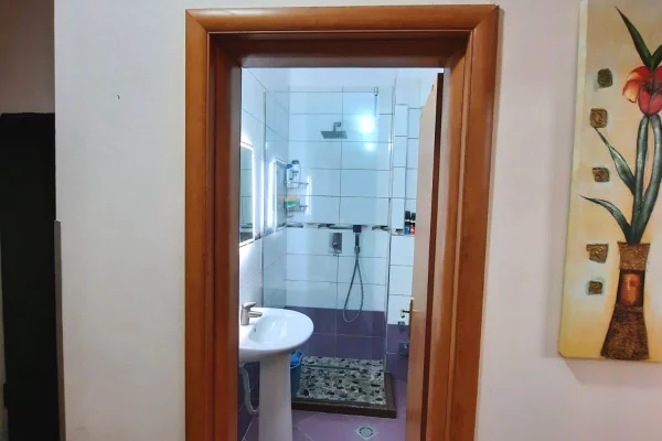 Shtepi ne shitje Apartament ne Tirane, 2+1, Mobilimi E mobiluar, Pagesa 145,000  Euro.