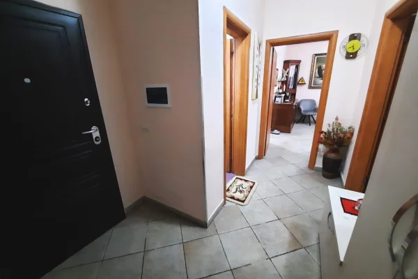 Shtepi ne shitje Apartament ne Tirane, 2+1, Mobilimi E mobiluar, Pagesa 145,000  Euro.