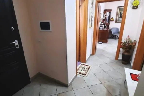 Shtepi ne shitje Apartament ne Tirane, 2+1, Mobilimi E mobiluar, Pagesa 145,000  Euro.